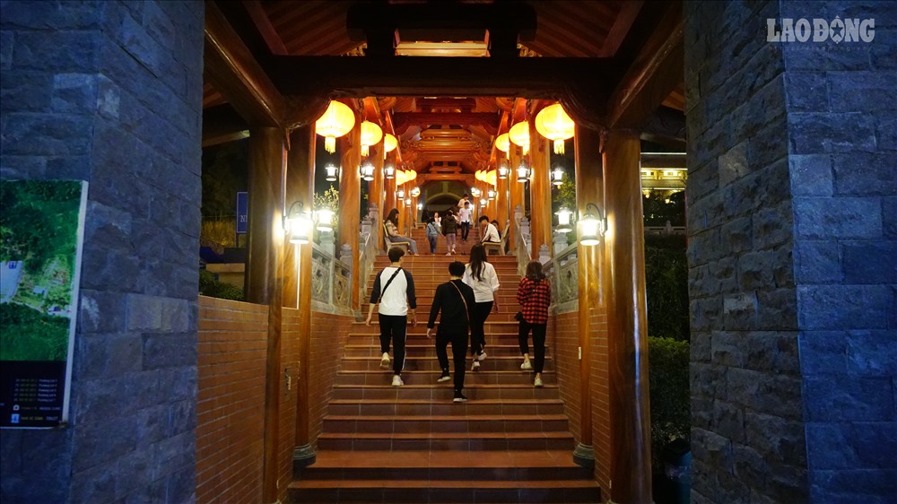 Chùa Ba Vàng lung linh khi về đêm, ngay cả hành lang cũng sáng điện phục vụ du khách tham quan chiêm ngưỡng cảnh thiền. 