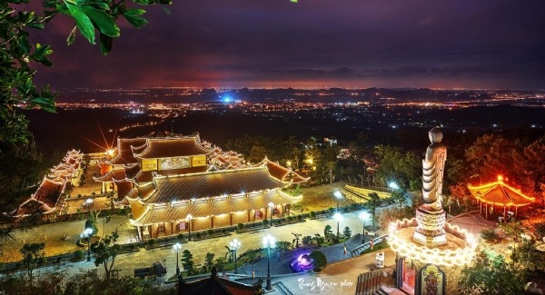 Tọa lạc trên lưng trùng núi Thành Đẳng ( Uông Bí, Quảng Ninh), chùa Ba Vàng được mệnh danh là ngôi chùa đẹp nhất tại Quảng Ninh khi về đêm. 