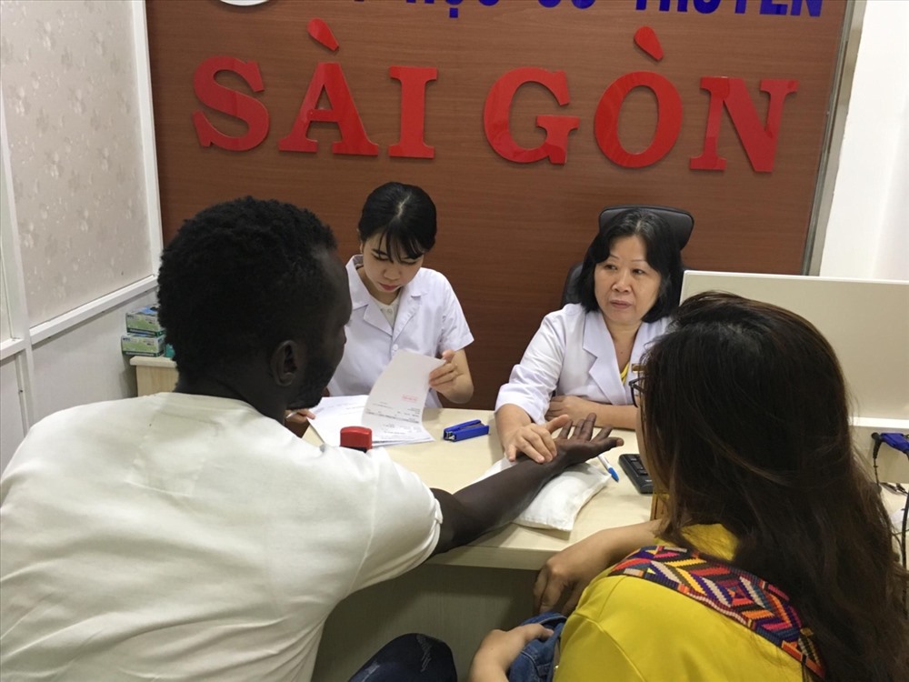 Bác sĩ Nguyễn Thùy Ngoan đang thăm khám cho các bệnh nhân tại phòng khám