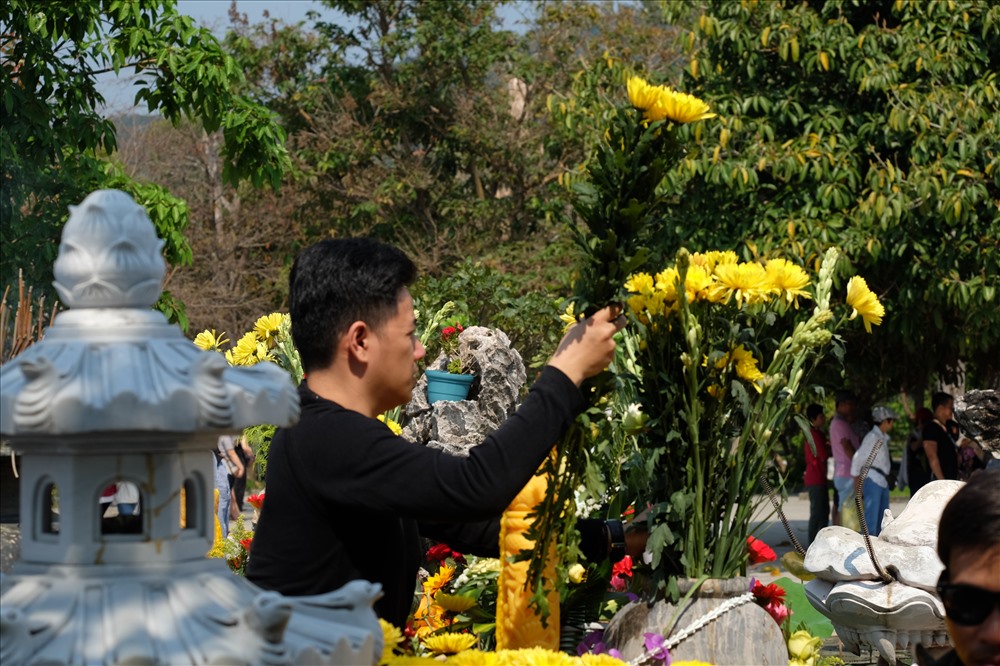 Mang hoa lên trưng ở chùa Linh Ứng Đà Nẵng.