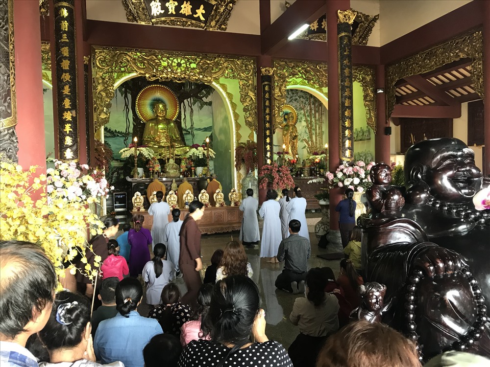 Từ sáng sớm, người dân và du khách đã đổ về chùa Linh Ứng Sơn Trà để bắt đầu tụng kinh cầu an.