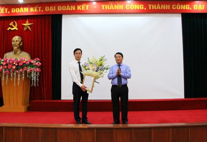 Phó Chủ tịch - Tổng Thư ký Hầu A Lềnh trao Quyết định Quyền Chánh Văn phòng Cơ quan UBTƯ MTTQ Việt Nam cho ông Cao Xuân Thạo.
