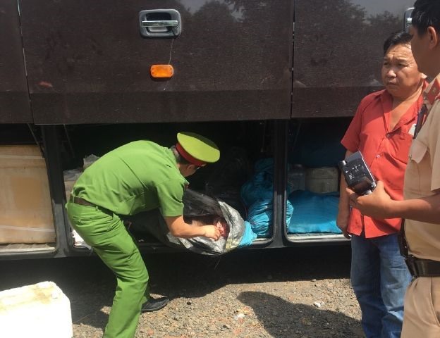 Thịt thối được xe khách vận chuyển qua địa bàn tỉnh Bình Phước. Ảnh: A.D