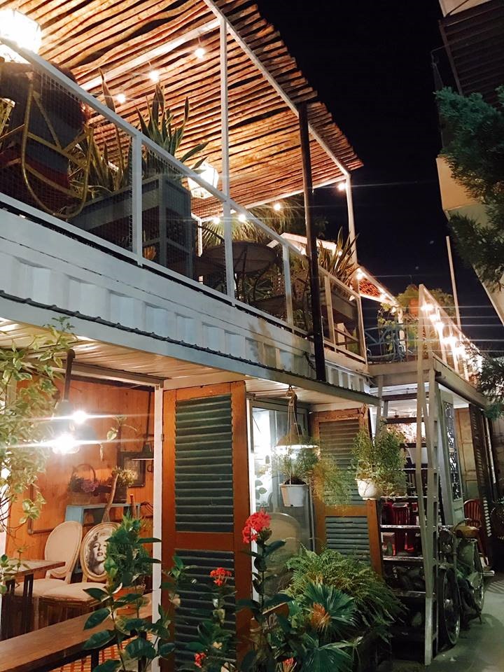 Hai khoang container – điểm nhấn của quán café. Ảnh: Papa container
