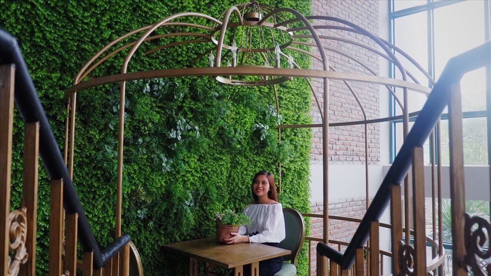 Những chiếc lồng xinh xắn trên tầng 2 của khu café trong nhà. Ảnh: Thúy Hiền