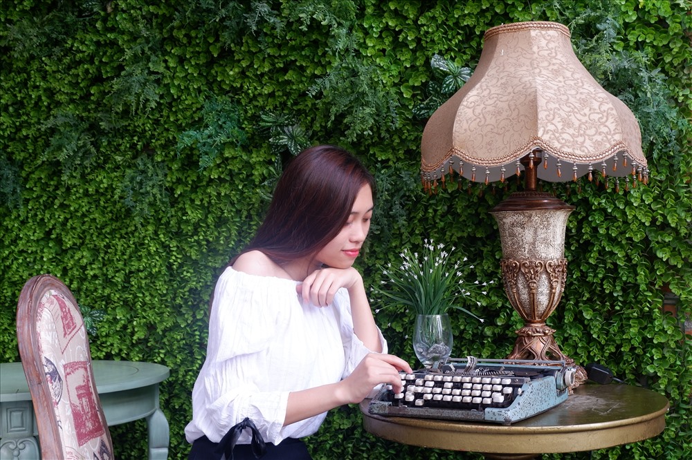 Những món đồ cổ được bài trí bắt mắt. Ảnh: Thúy Hiền