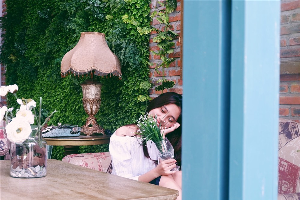 Những món đồ cổ được bài trí bắt mắt. Ảnh: Thúy Hiền