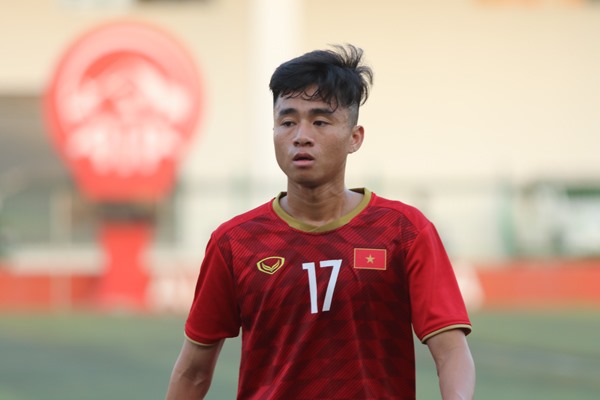 Phan Thanh Hậu có độc chiêu chống mặt sân xấu ở giải U22 Đông Nam Á. Ảnh VFF