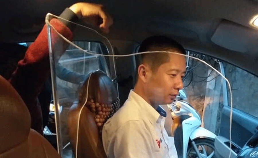 Hình ảnh chiếc xe taxi ở Hà Nội được lắp thêm vách ngăn tại vị trí ghế ngồi của tài xế gây xôn xao cộng đồng mạng. Ảnh: facebook
