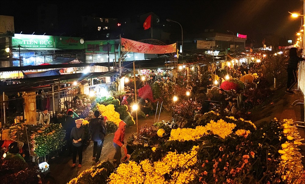 Chợ hoa Quảng Bá (Tây Hồ) không chỉ là nơi tụ họp các loại hoa từ những vùng nổi tiếng trồng hoa ở Hà Nội như Tây Tựu, Gia Lâm, Đông Anh… mà còn có cả những loại hoa xa xôi từ Đà Lạt, TP Hồ Chí Minh.