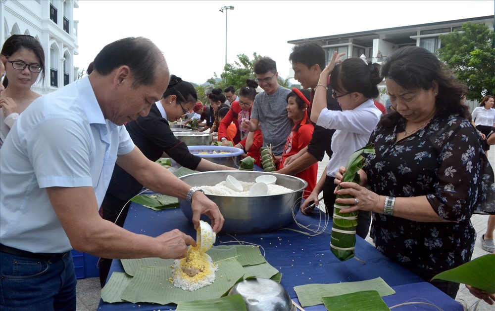 Hoạt động này giúp người dân và du khách hiểu thêm về ý nghĩa ngày Tết cổ truyền, trở về với những giá trị văn hóa truyền thống của dân tộc. Ảnh: Châu Tường