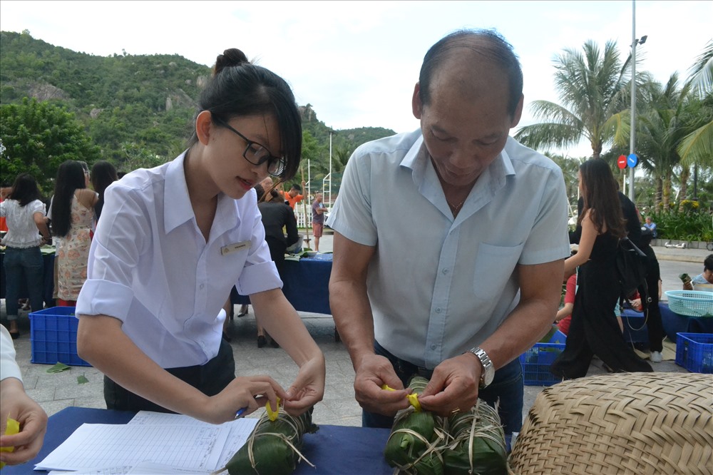 Sau khi gói xong, bánh được đánh dấu, ghi tên người gói để sau khi luộc chín mọi người nhận lại được thành quả của mình. Ảnh: Châu Tường