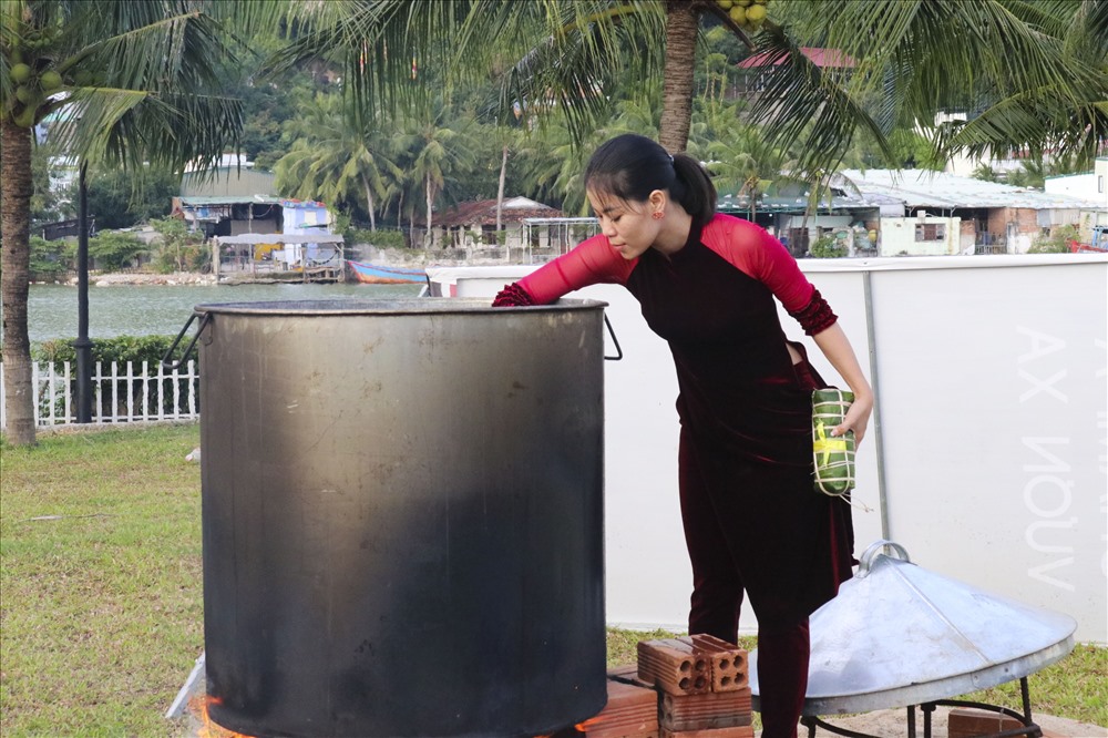 Bỏ bánh vào nồi để luộc chín. Ảnh: Nhật Thảo