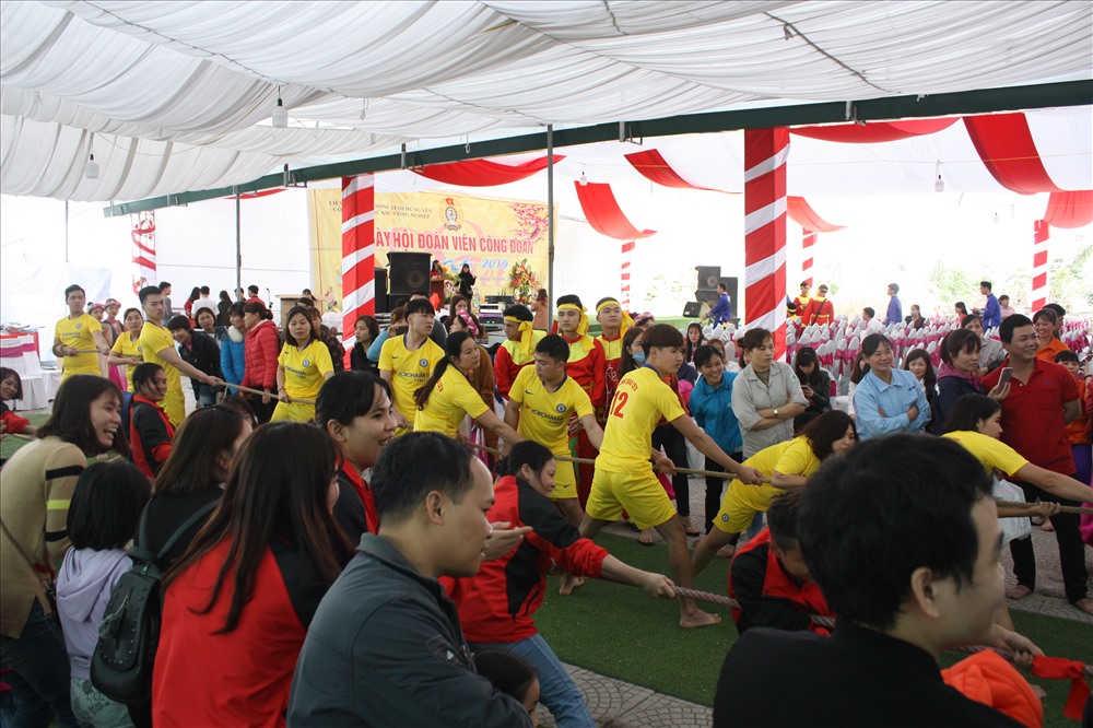 CNLĐ các KCN tỉnh Hưng Yên thi kéo co tại Ngày Hội. Ảnh: Thu Nguyệt