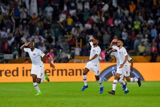 Các cầu thủ Qatar ngạo nghễ với kiểu ăn mừng “nhà binh“.