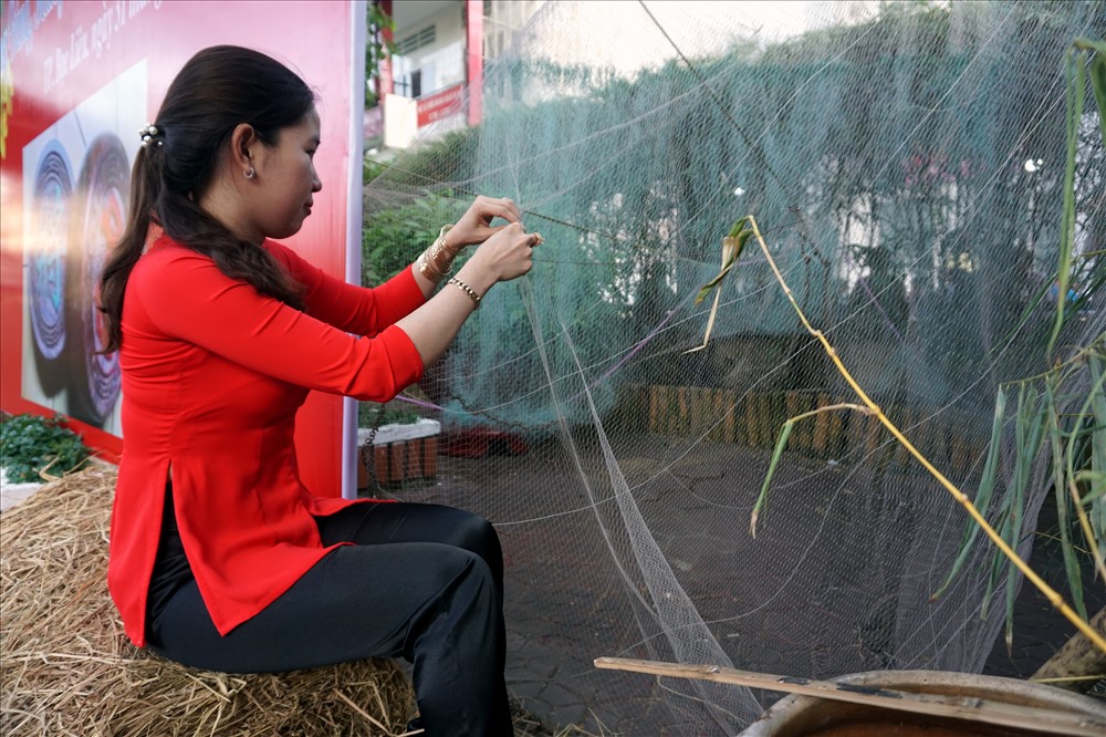 Vá lưới, hình ảnh quen thuộc của người dân xóm chày lưới cũng được tái hiện tại Tết quê Thành phố Bạc Liêu
