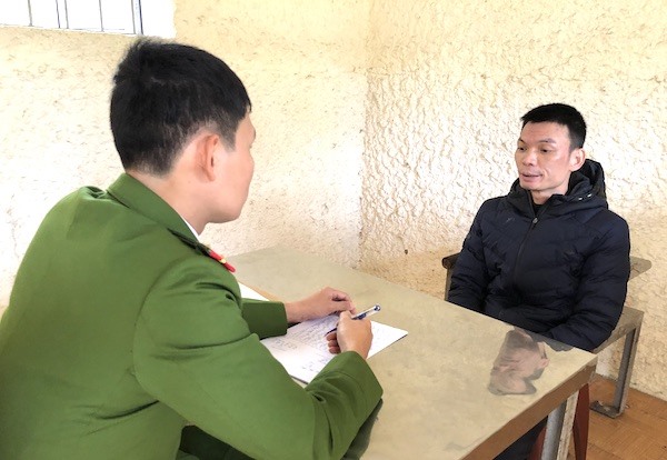 Cơ quan công an lấy lời khai đối tượng Phạm Hồng Nguyên, kẻ cầm đầu vụ việc - Ảnh: CAHT