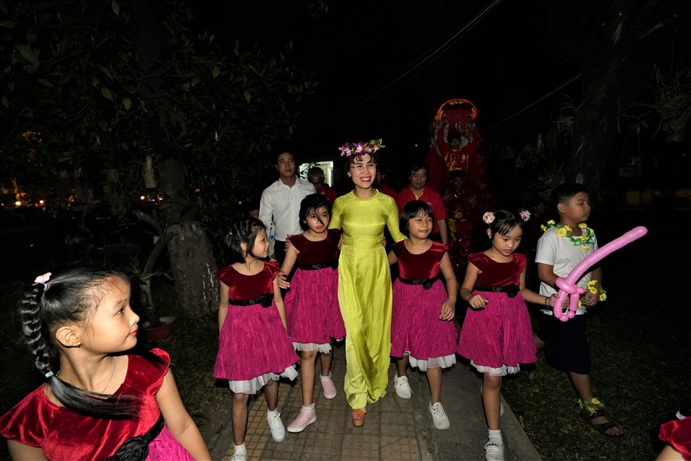 CEO Nguyễn Thị Phương Thảo cùng các em nhỏ tại làng SOS