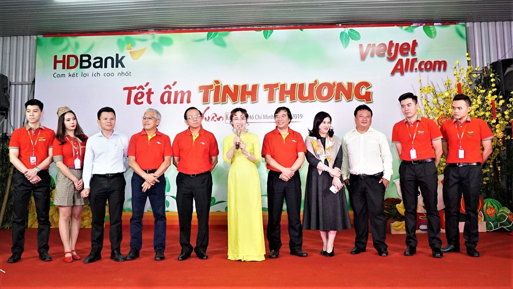 CEO Nguyễn Thị Phương Thảo - Tổng giám đốc hãng hàng không Vietjet phát biểu tại lễ trao quà. 