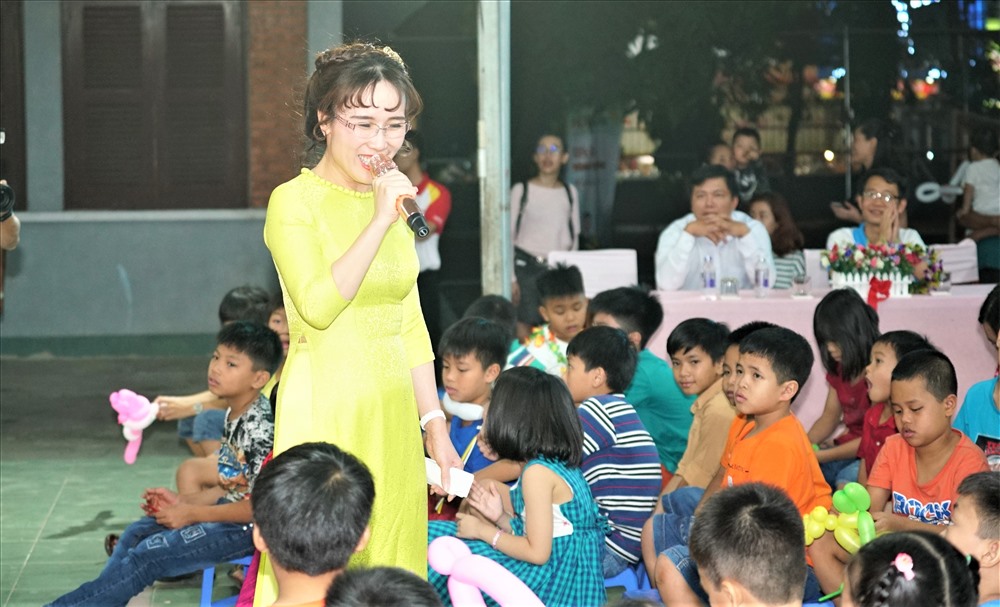 CEO Nguyễn Thị Phương Thảo giao lưu, trò chuyện cùng các em nhỏ...