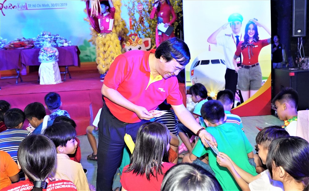 Hai Phó Tổng Giám đốc Vietjet là ông  Nguyễn Đức Thịnh và ông Đỗ Xuân Quang trao tận tay các em nhỏ những món quà.