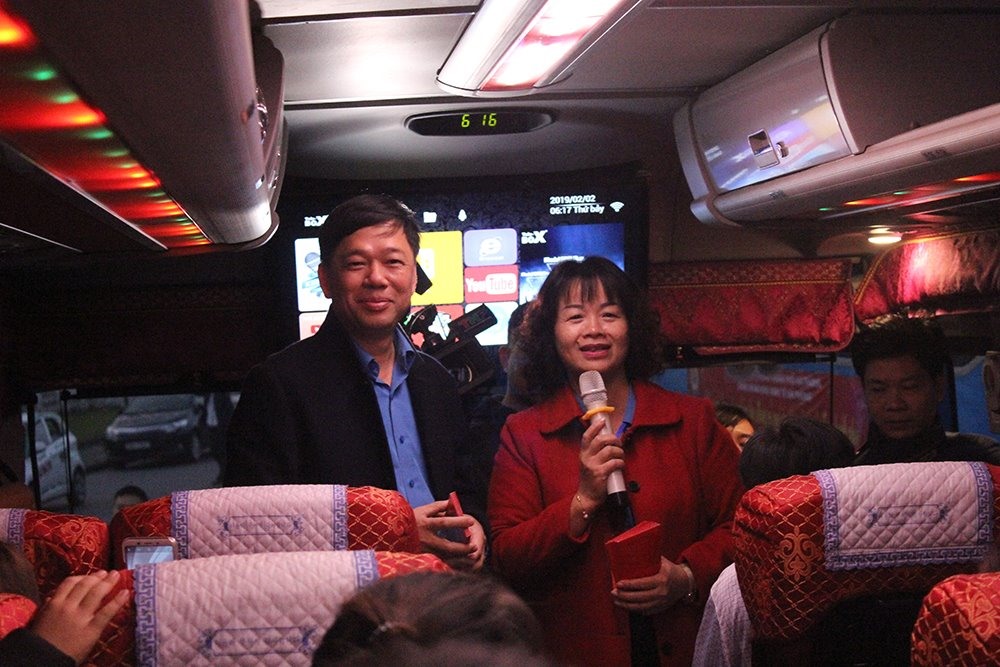 Ông Tống Văn Băng và bà Phạm Thị Hằng chúc Tết người lao động trước khi về quê.