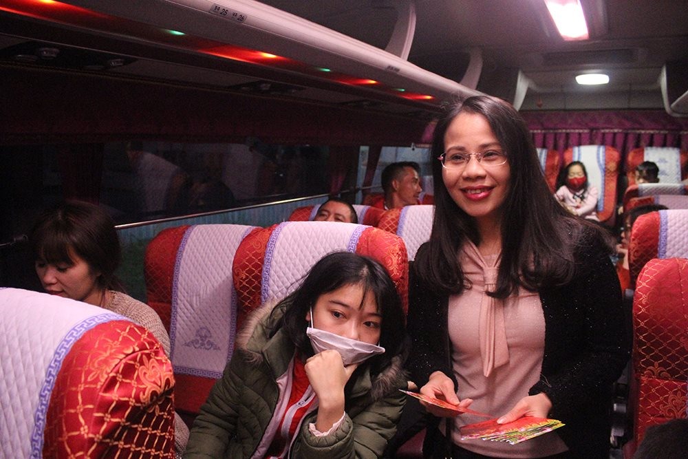 Bà Bùi Thị Ngọc lưu luyến trên chuyến xe chở người lao động về quê đón Tết.