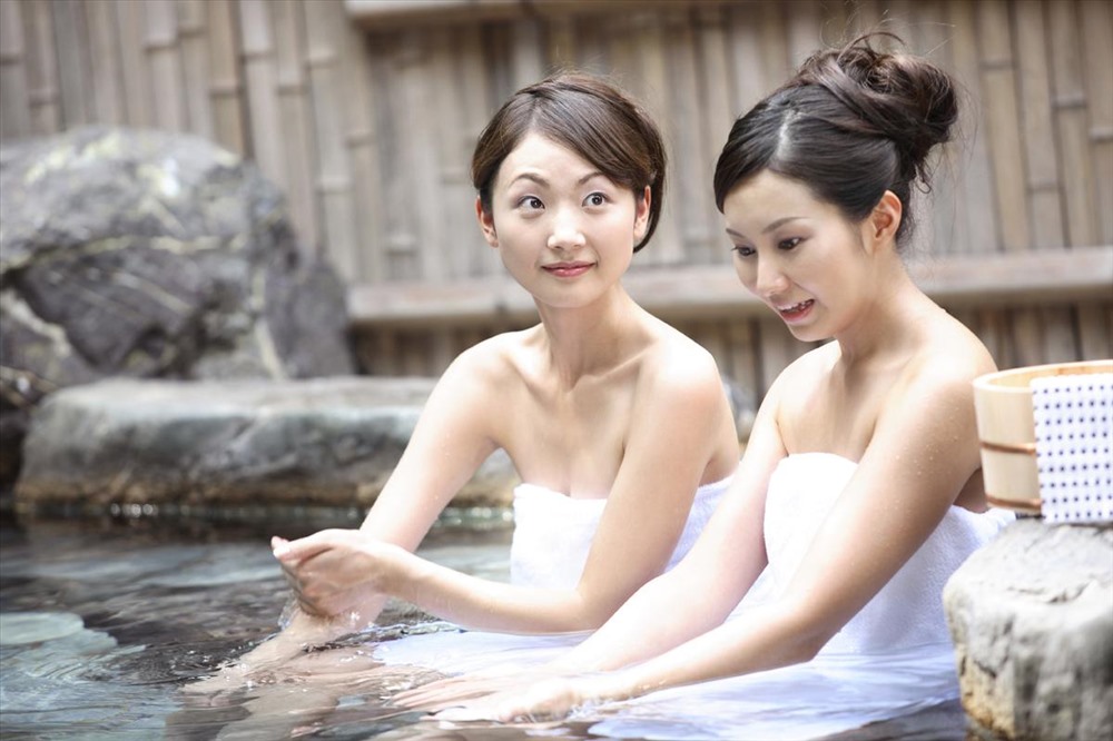 Thường xuyên tắm suối nước nóng để cơ thể được thư giãn thoải mái là bí quyết giữ vẻ đẹp của phụ nữ Nhật Bản. Ảnh: T. L. 