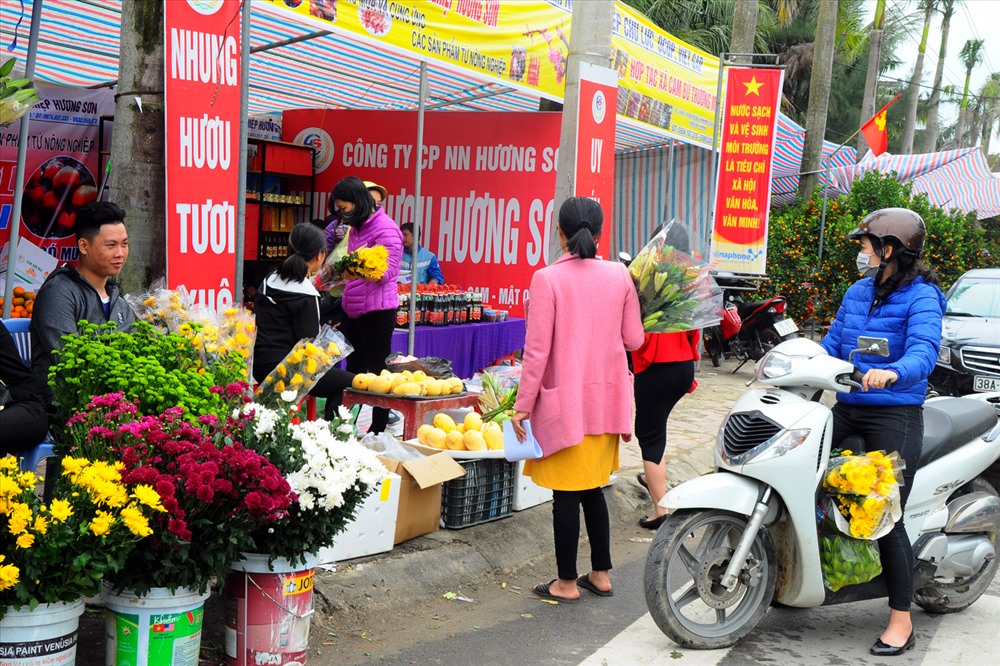Thị trường hoa Tết tại thị trấn Phố Châu rất tấp nập