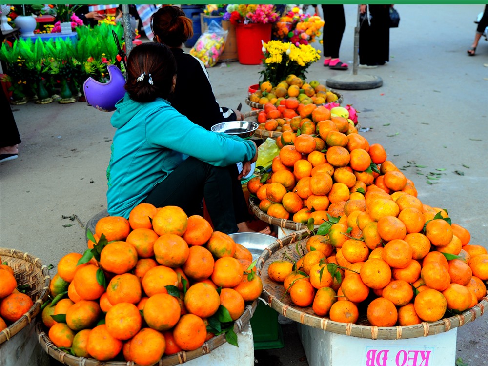 Đặc sản cam bù Hương Sơn được bày bán tại phiên chợ Tết.