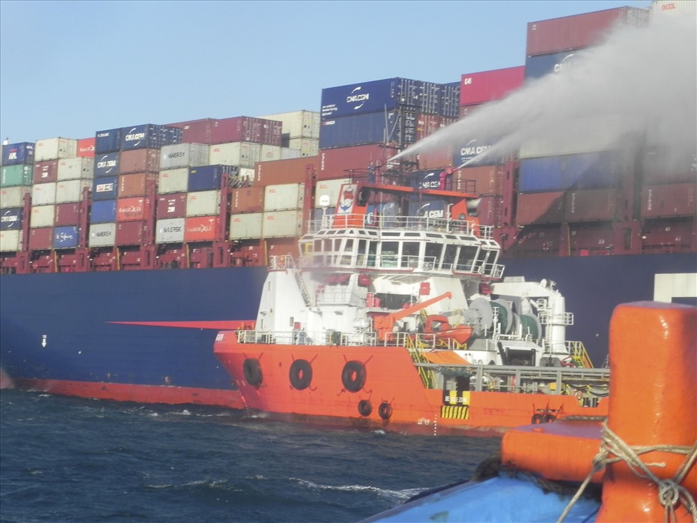 Các tàu cứu nạn dùng vòi rồng phun nước để dập tắt sự bốc cháy của Container số IMO: 9597472.