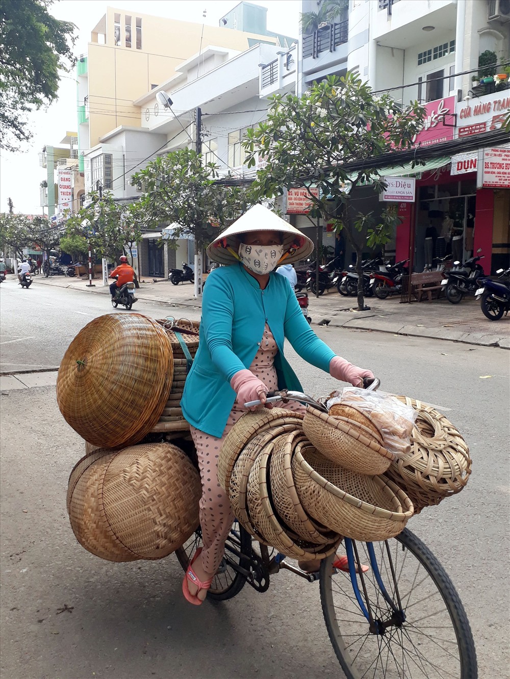 Chị tên Hoa, quê Hồng Dân, cách Bạc Liêu 50 km, hàng ngày đạp xe rong rủi Thành phố Bạc Liêu bán