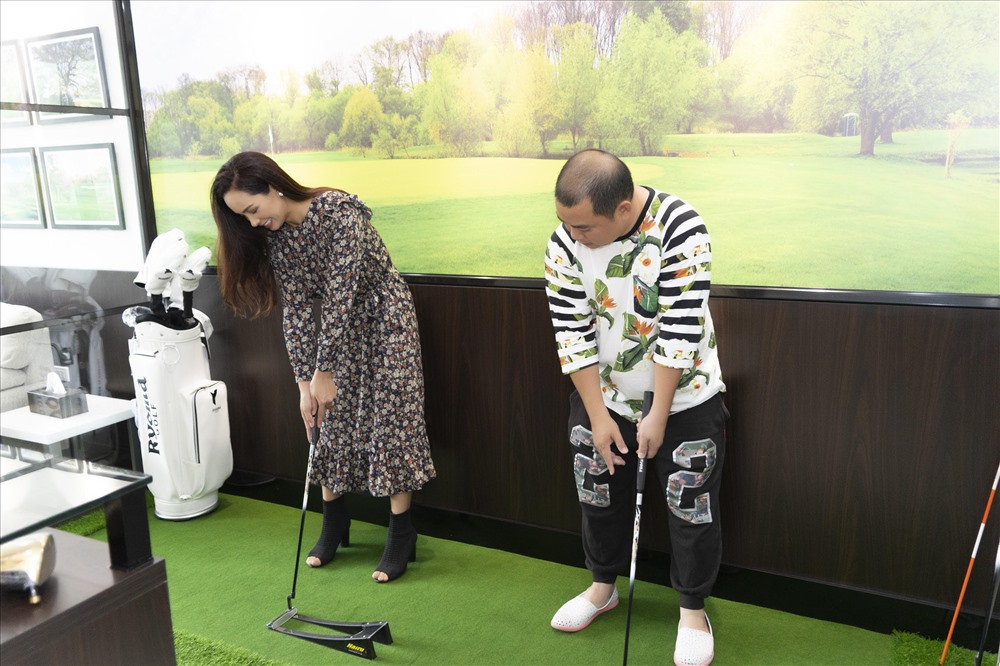 Vợ chồng Thuý Hạnh - Minh Khang hào hứng thử bộ gậy golf mới. 