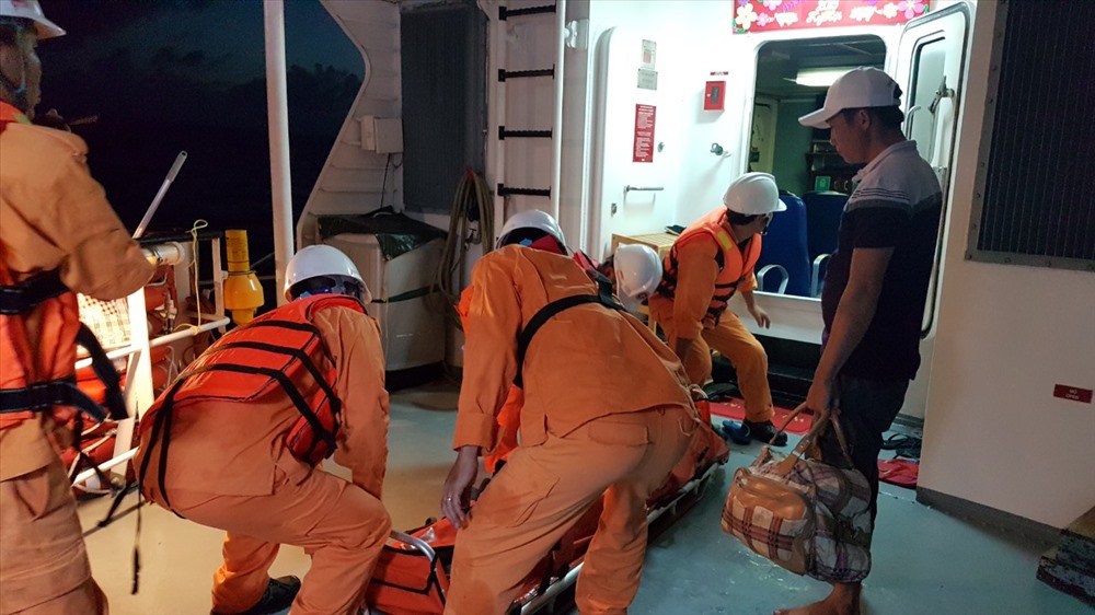 Sau nhiều giờ tàu SAR 272 tiếp cận tàu TG 94699 TS tiến hành tiếp nhận, chuyển người bị nạn sang tàu an toàn 