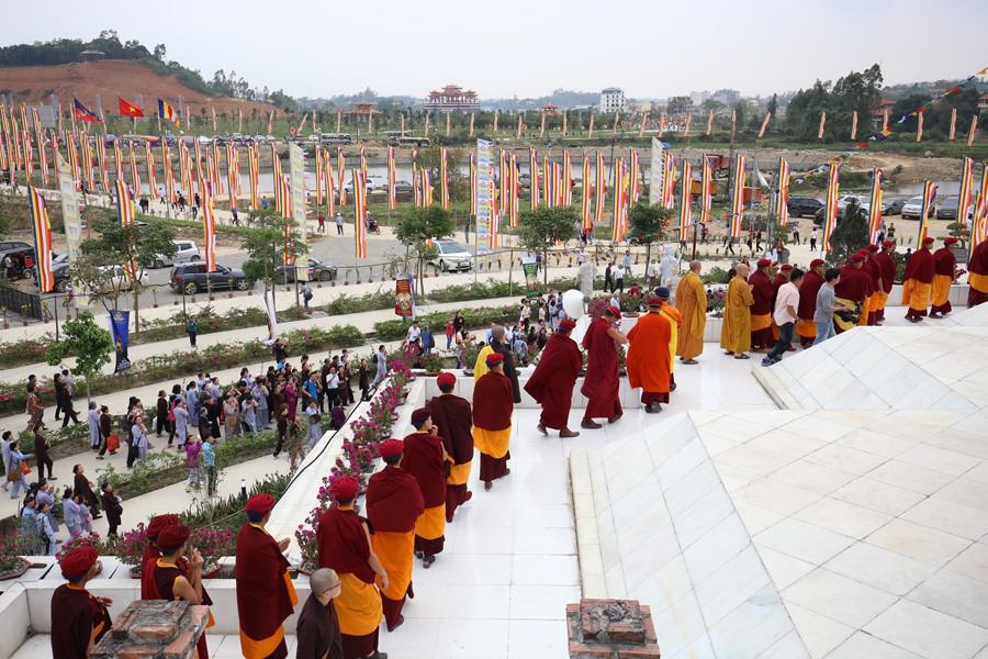 Chư Tăng Ni  Phật tử đi nhiễu Đại Bảo tháp Mandala Tây Thiên.