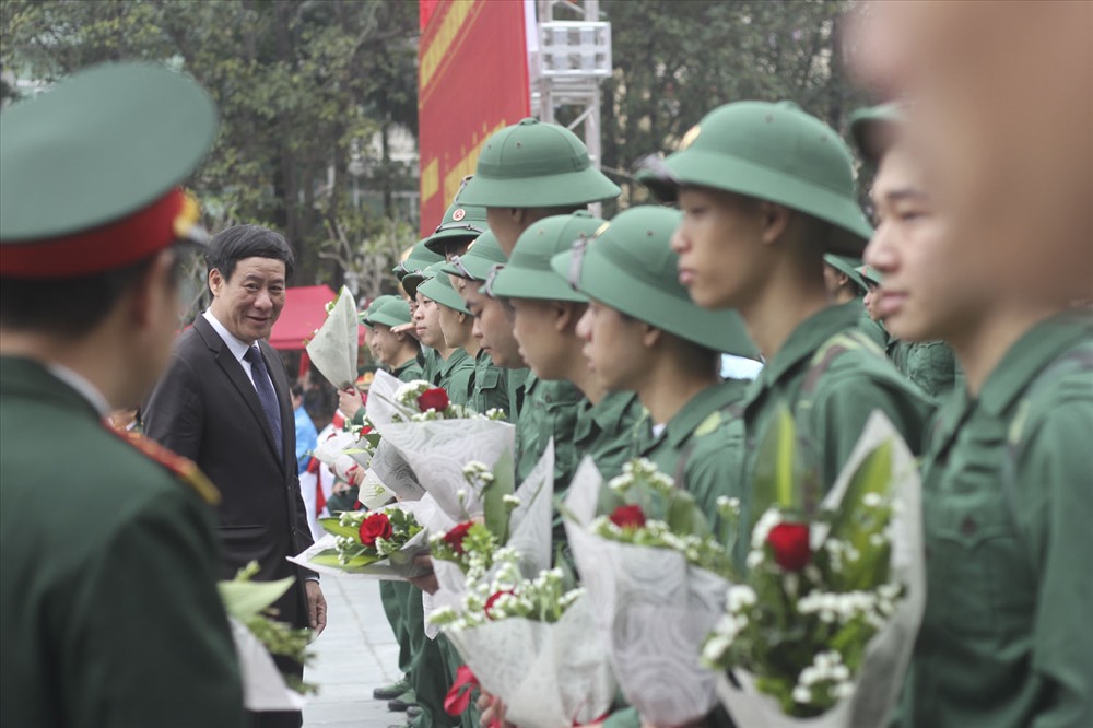 Theo thống kê của Phòng Quân lực, Bộ Tư lệnh Thủ đô Hà Nội, chất lượng tân binh năm nay được nâng lên cả về trình độ học vấn và sức khỏe. Số thanh niên có trình độ đại học, cao đẳng, trung học chuyên nghiệp đạt 32,4%. Trong ảnh: Lãnh đạo quận Đống Đa tặng hoa cho các tân binh trước khi lên đường nhập ngũ.