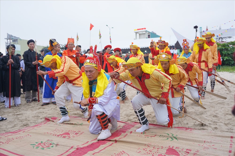 Hát bả trạo - nghi thức gắn liền với tín ngưỡng thờ cá Ông được diễn xướng trong lễ Cầu Ngư