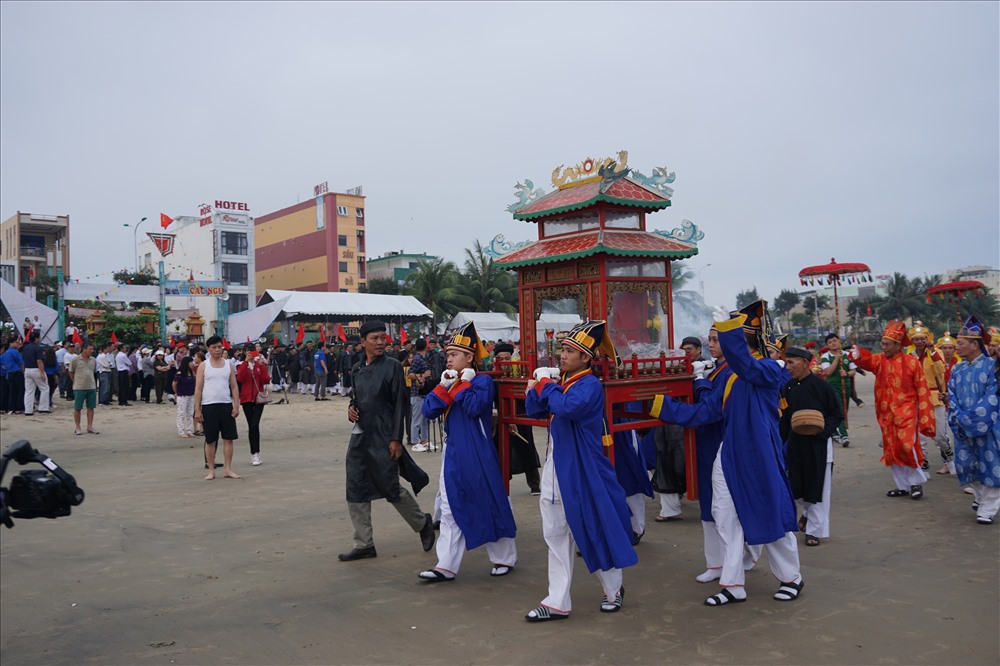 Nghi thức Nghinh Ông diễn ra trên biển