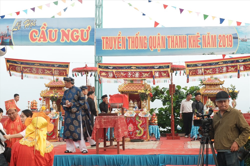 Quang cảnh nơi diễn ra lễ hội Cầu Ngư