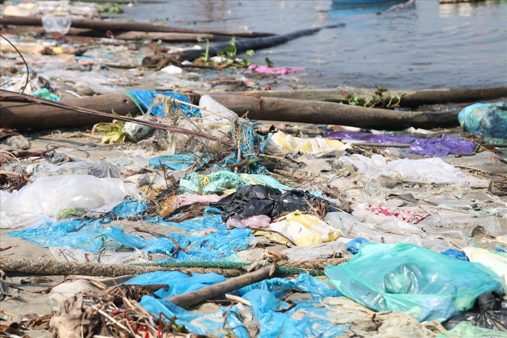 Nằm trên địa bàn thôn An Lương, xã Duy Hải (huyện Duy Xuyên, tỉnh Quảng Nam), bờ kè biển chưa đầy 1km nhưng lại bị rác thải bủa vây, nhất là ở phía cuối.