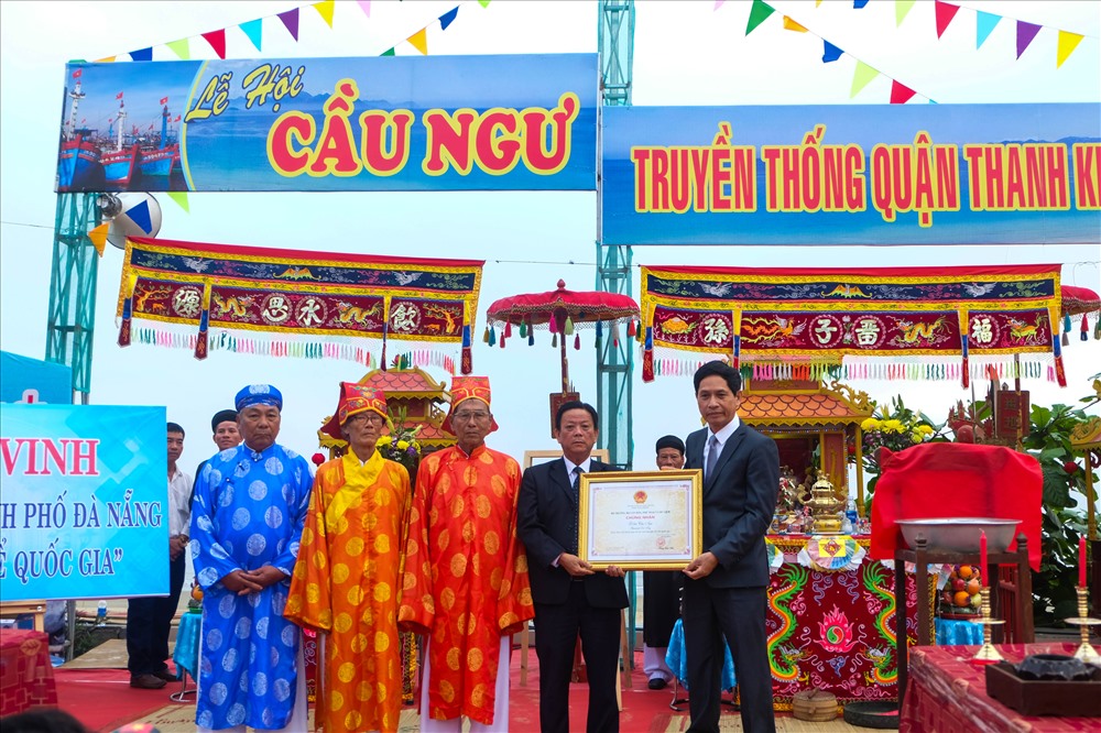 Bên cạnh đó, ông Huỳnh Văn Hùng - Giám đốc Sở Văn hóa & thể thao TP Đà Nẵng đã trao chứng nhận Lễ hội cầu ngư ở Đà Nẵng là di sản văn hóa phi vật thể nằm trong Danh mục Quốc gia theo Quyết định của Bộ Văn hóa, Thể thao và Du lịch