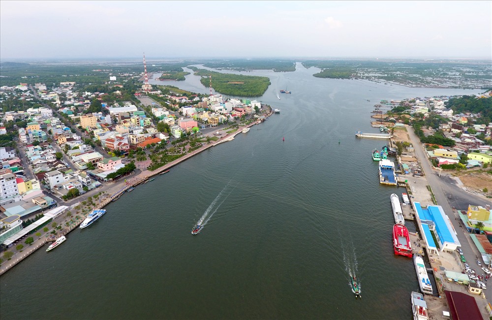 Thành phố Hà Tiên giáp biển, có điều kiện giao thương, giao thông thuận lợi cả đường bộ lẫn đường thủy