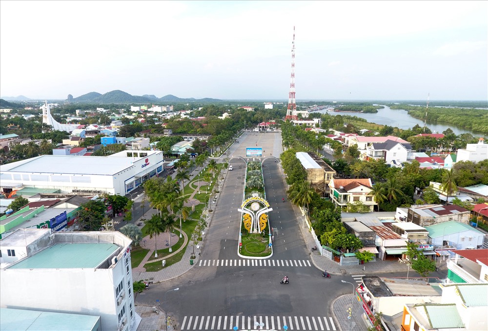 Khu vực quảng trường trung tâm thành phố Hà Tiên được đầu tư khang trang, tạo điểm nhấn văn minh, tươi đẹp cho diện mạo thành phố