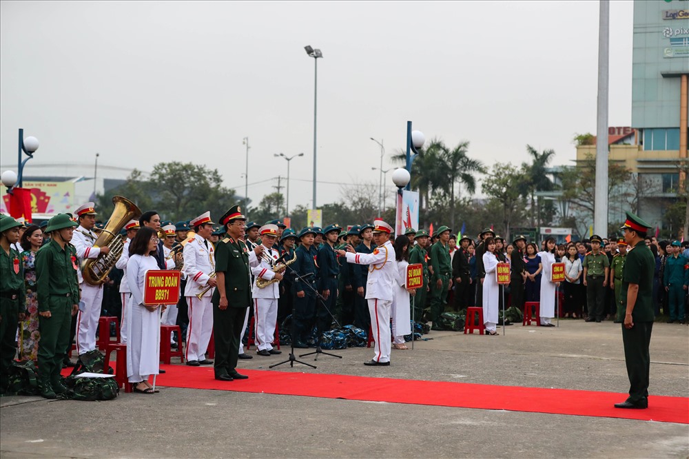 Sáng 20.2, tại tất cả các quận, huyện trên toàn địa bàn TP Đà Nẵng đã diễn ra Lễ giao nhận quân năm 2019. Năm 2019, toàn TP có 1.145 thanh niên lên đường nhập ngũ.