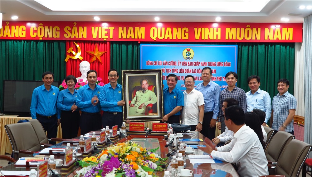 Đồng chí Bùi Văn Cường, Ủy viên Ban Chấp hành Trung ương Đảng, Chủ tịch Tổng LĐLĐVN tặng LĐLĐ tỉnh Phú Thọ bức tranh chân dung Chủ tịch Hồ Chí Minh. 