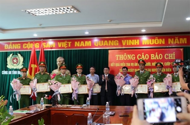  Ông Lê Văn Quý trao bằng khen và tặng hoa các cá nhân. 