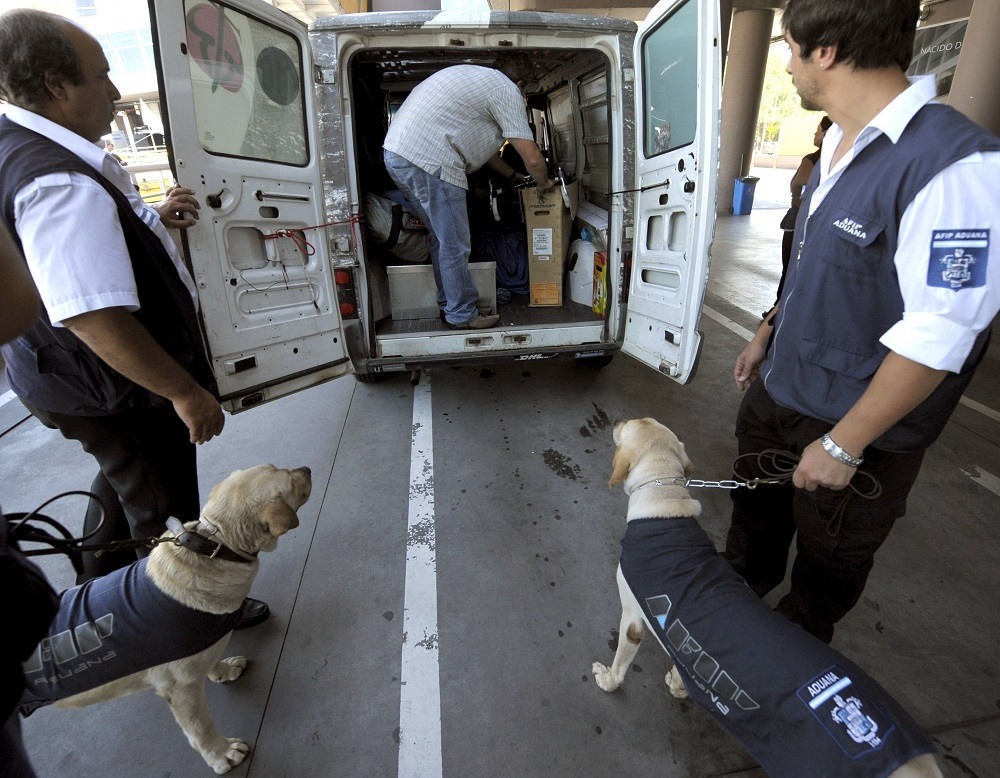 Mật vụ Mỹ dùng chó nghiệp vụ để phát hiện bom. Ảnh: AFP/Getty Images