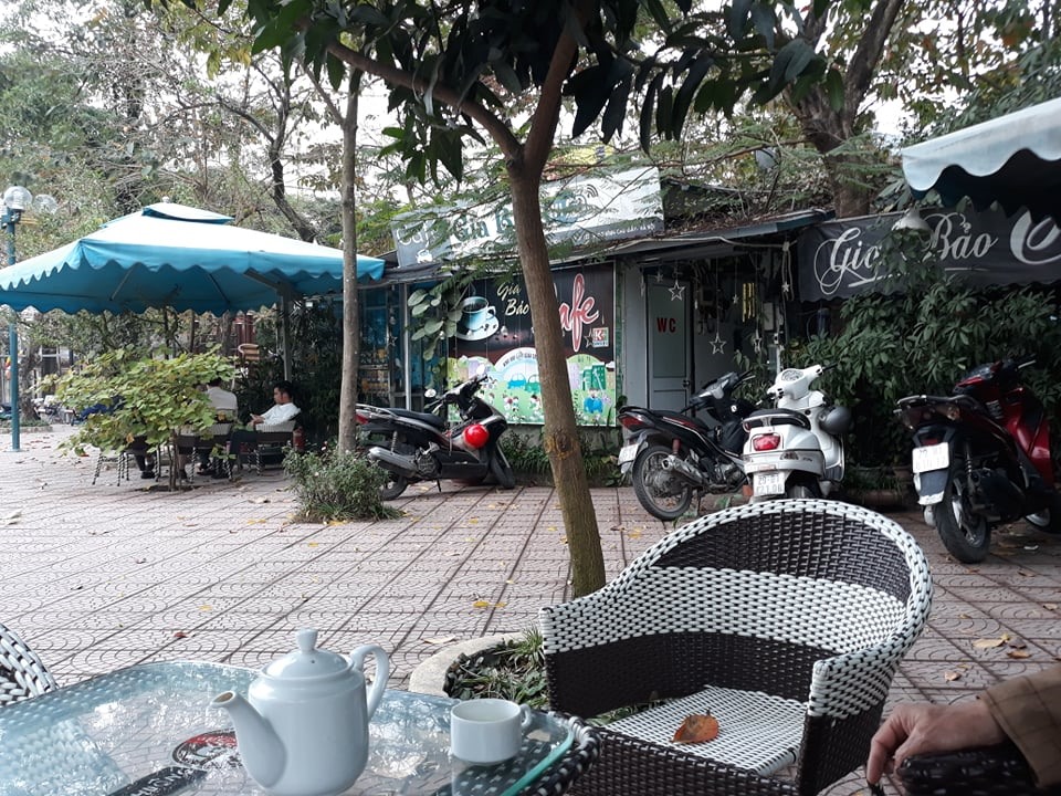 Quán cafe Gia Bảo nằm giữa khuân viên khu vui chơi và thể thao phường Trung Hòa. Ảnh: TN