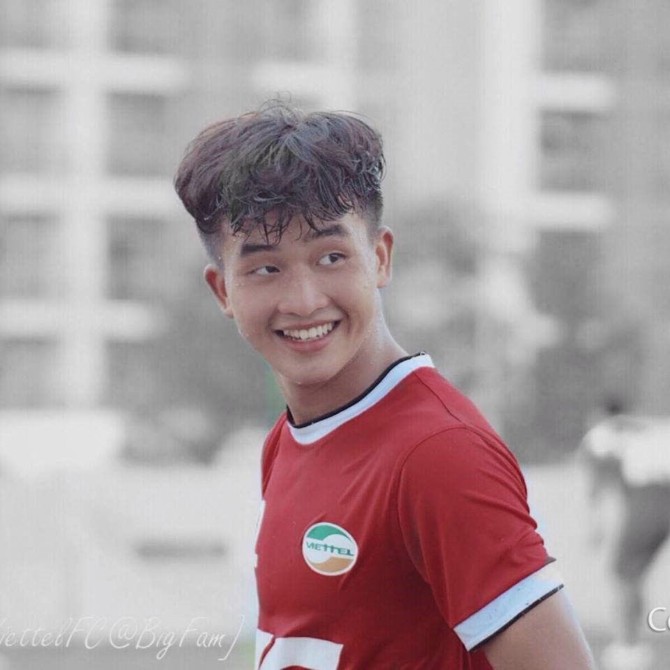 Cụ thể, tại VCK giải U19 quốc gia 2017, Cầu thủ sinh năm 2000 chơi rất thành công ở vòng bảng với 3 trận toàn thắng. Bản thân Danh Trung ghi tới 6 bàn, gồm 1 cú hat-trick vào lưới U19 Long An, 2 bàn vào lưới U19 Thừa Thiên Huế và 1 bàn trong trận gặp U19 Bình Định. 