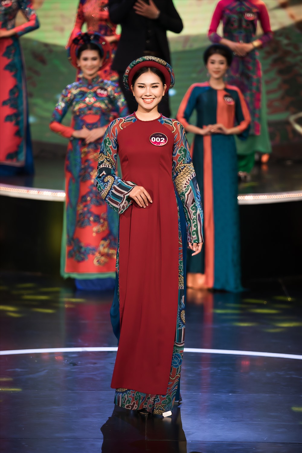 Các thí sinh trình diễn bộ sưu tập áo dài lấy cảm hứng từ tranh Đông Hồ. 